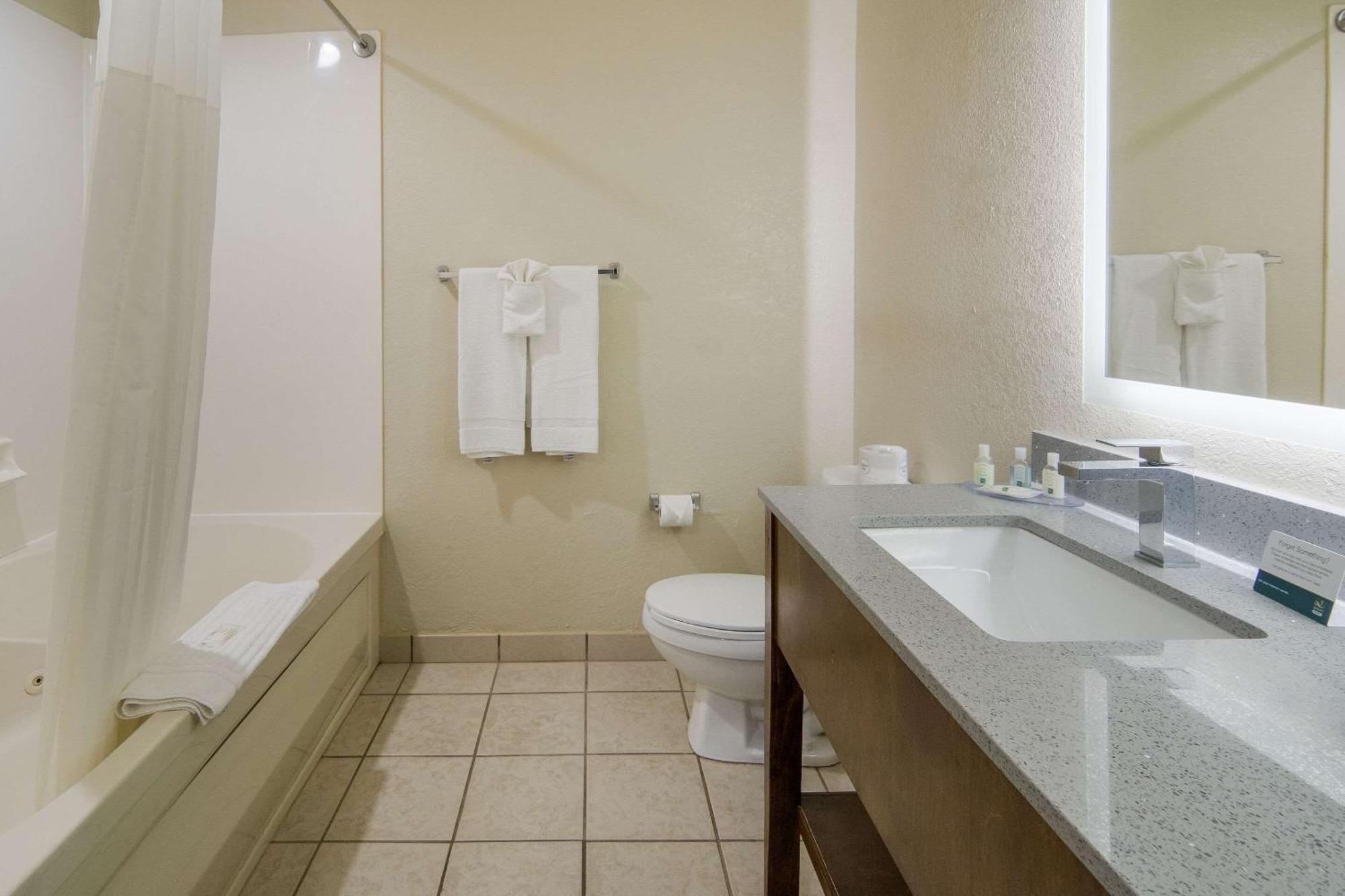 Quality Inn & Suites Roanoke - Fort Worth North Exterior photo