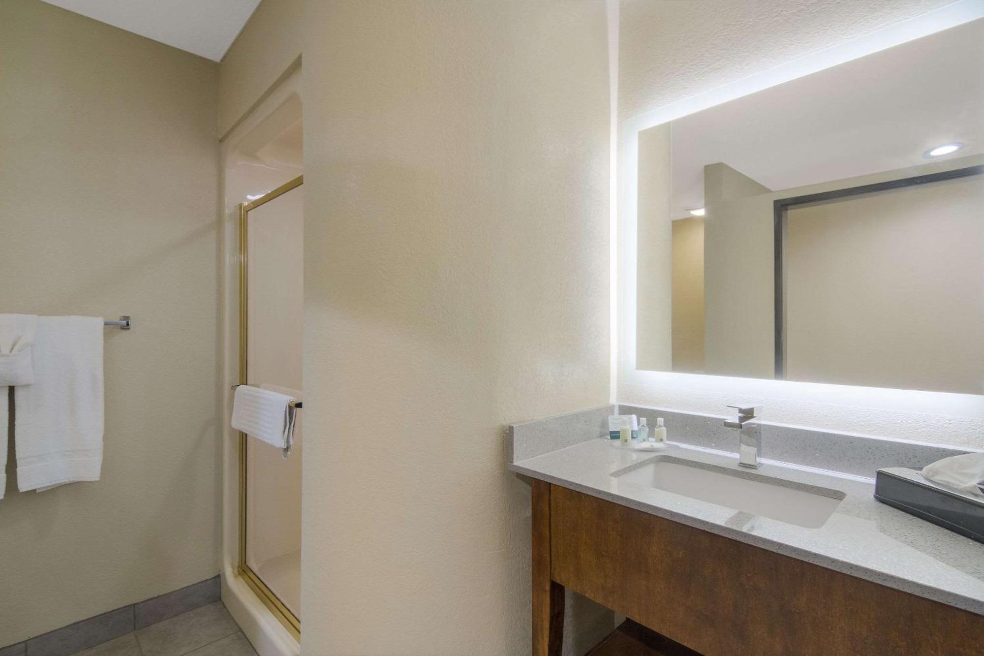 Quality Inn & Suites Roanoke - Fort Worth North Exterior photo