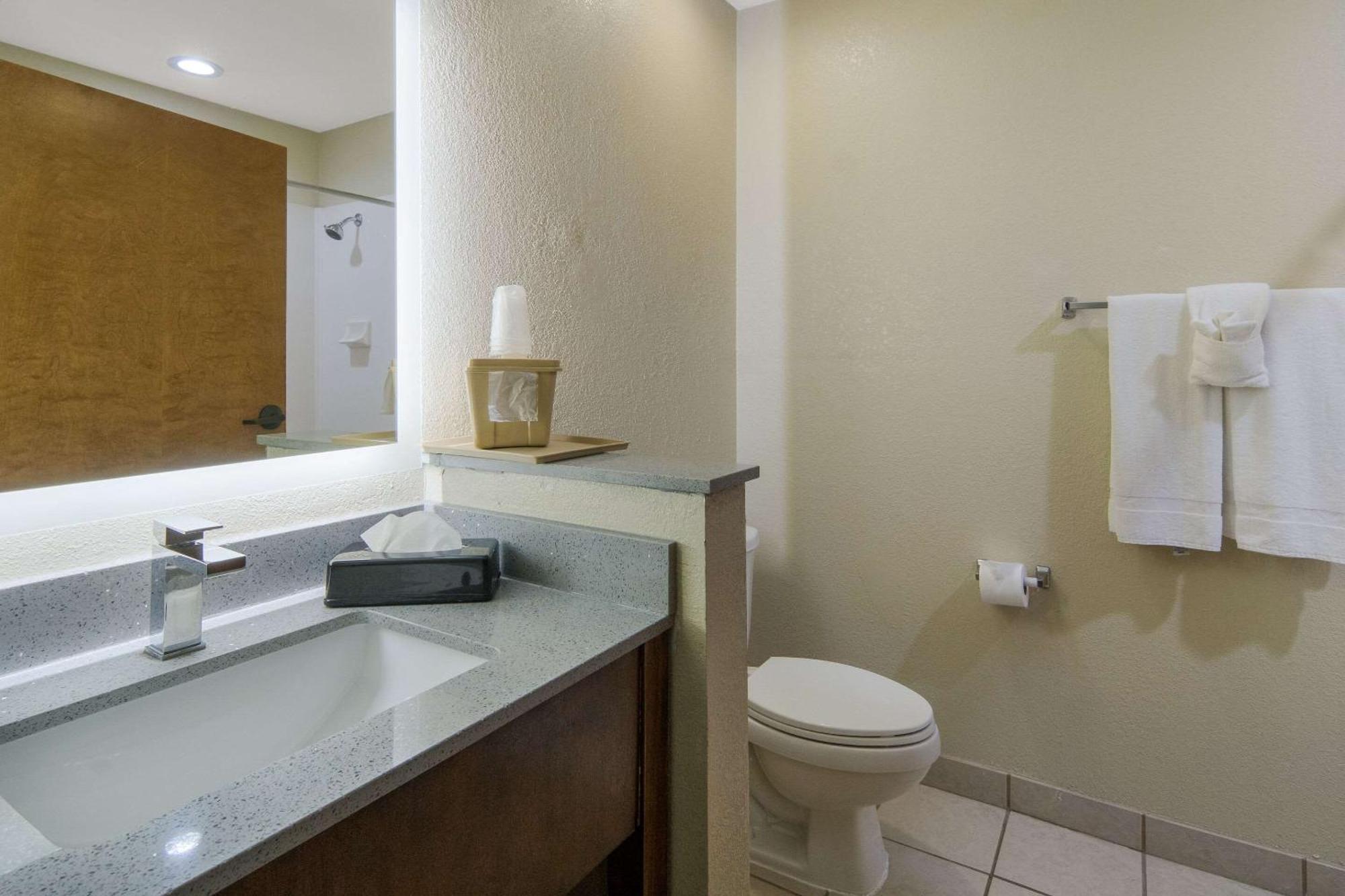 Quality Inn & Suites Roanoke - Fort Worth North Exterior photo