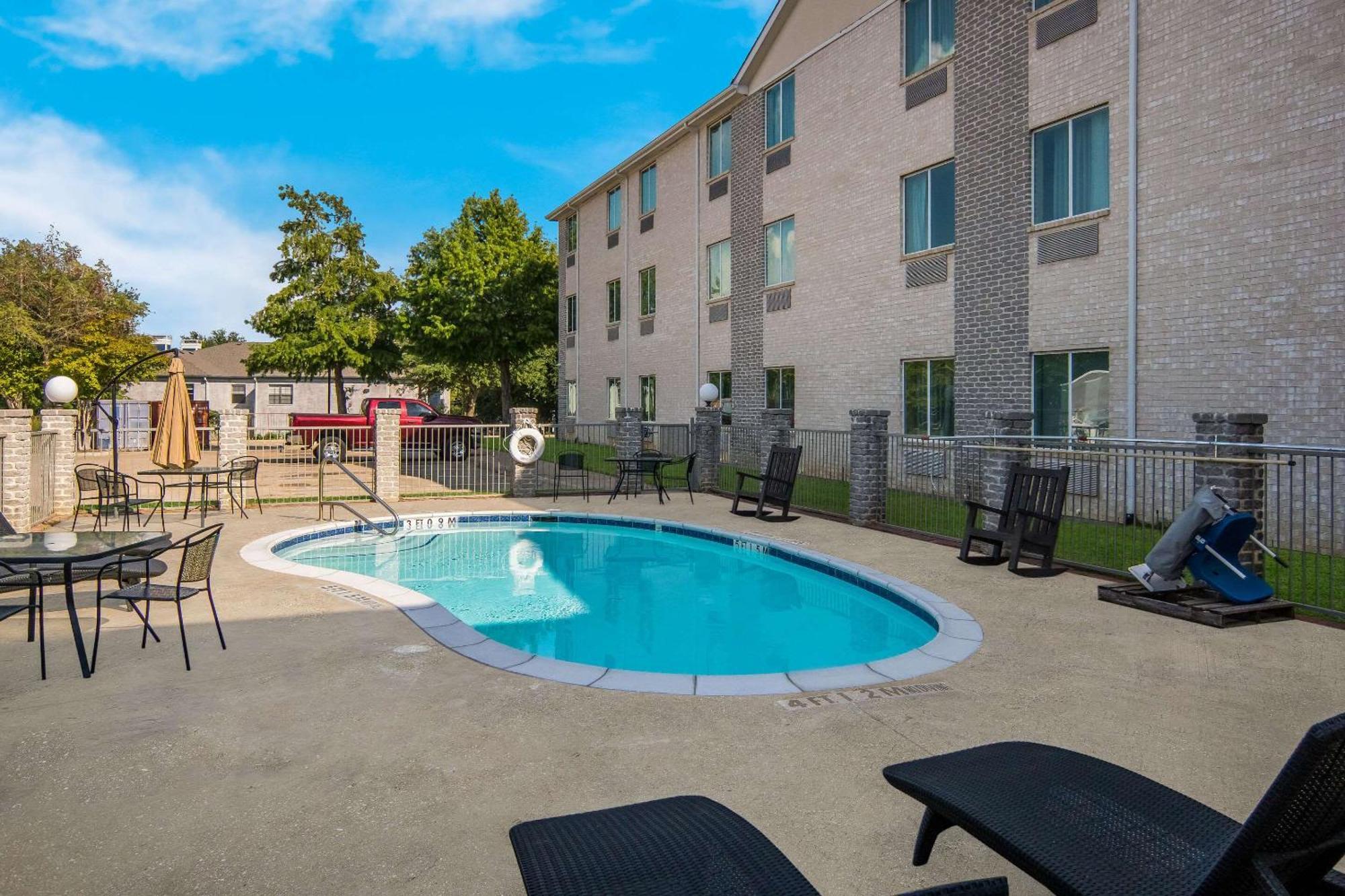 Quality Inn & Suites Roanoke - Fort Worth North Exterior photo