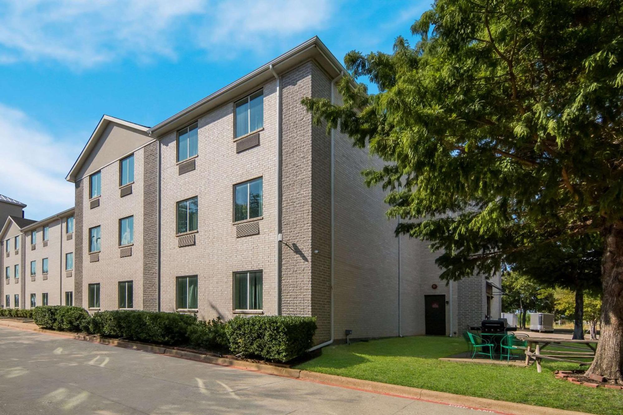 Quality Inn & Suites Roanoke - Fort Worth North Exterior photo